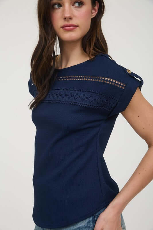 Blusa de punto arrugado, con ribete de encaje y manga corta