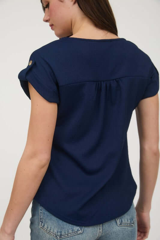 Blusa de punto arrugado, con ribete de encaje y manga corta