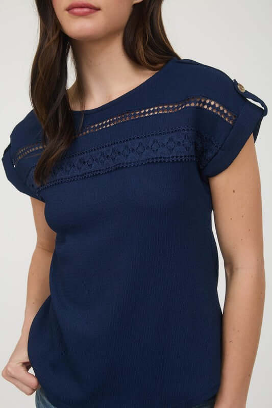 Blusa de punto arrugado, con ribete de encaje y manga corta