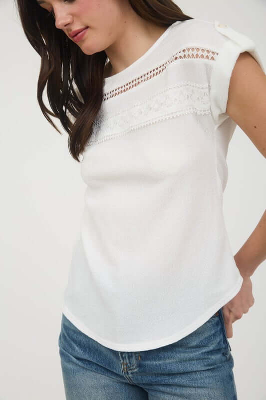 Blusa de punto arrugado, con ribete de encaje y manga corta
