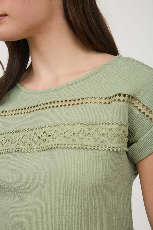 Blusa de punto arrugado, con ribete de encaje y manga corta