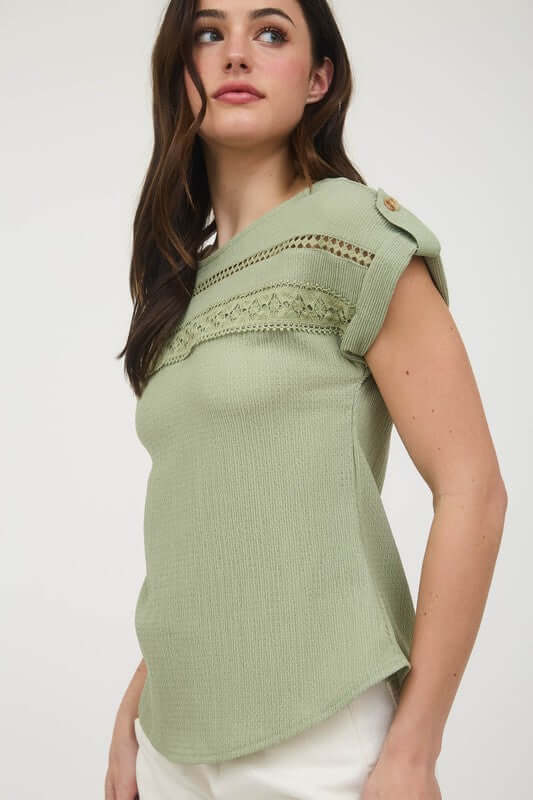 Blusa de punto arrugado, con ribete de encaje y manga corta