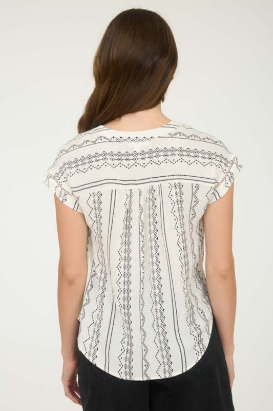 Blusa de manga corta con botones al frente y estampado tribal