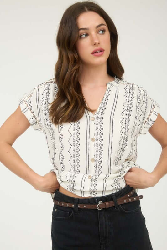 Blusa de manga corta con botones al frente y estampado tribal