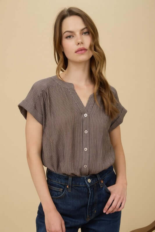 Camisa de rayas delgadas y tela tramada cuello V