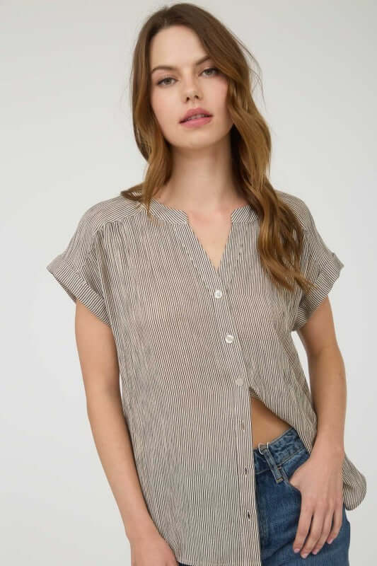 Camisa de rayas delgadas y tela tramada cuello V