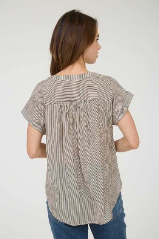 Camisa de rayas delgadas y tela tramada cuello V