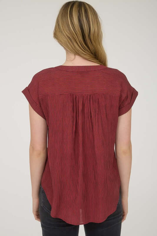 Camisa de rayas delgadas y tela tramada cuello V
