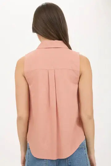 Blusa sin mangas de color melocotón con cuello y canesú trasero, vista posterior.