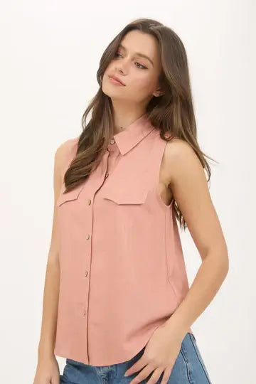 Camisa sin mangas rosa con cuello camisero y botones, estilo casual chic, ideal para días cálidos.
