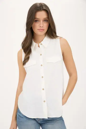 Camisa sin mangas blanca con cuello camisero y botones, ideal para un look casual y fresco.