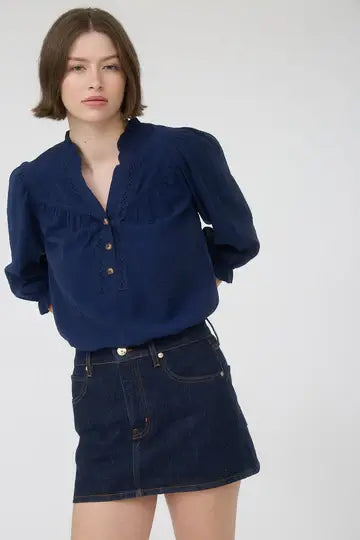Blusa de manga 3/4 tres botones al frente con ribete y vuelo en el cuello