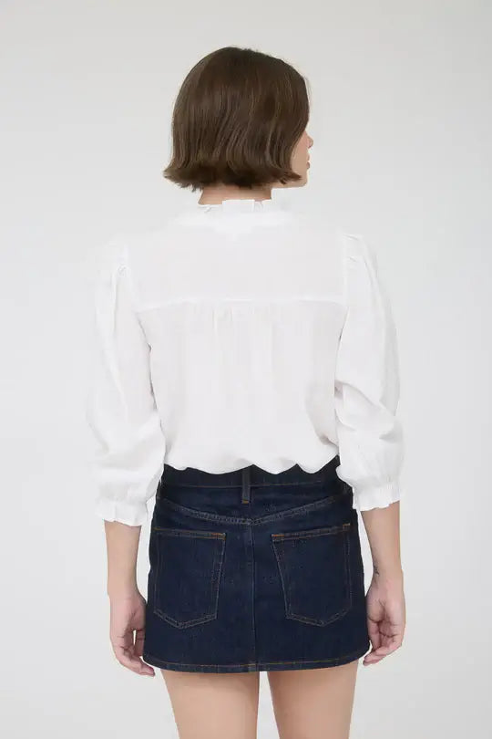 Blusa de manga 3/4 tres botones al frente con ribete y vuelo en el cuello