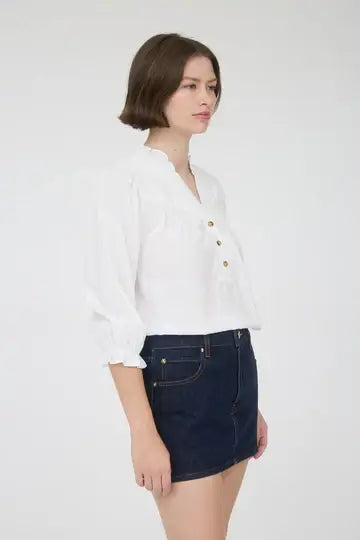 Blusa de manga 3/4 tres botones al frente con ribete y vuelo en el cuello