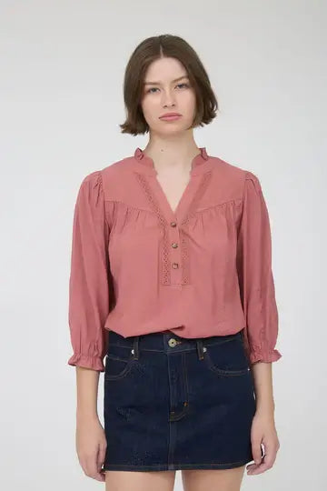 Blusa de manga 3/4 tres botones al frente con ribete y vuelo en el cuello