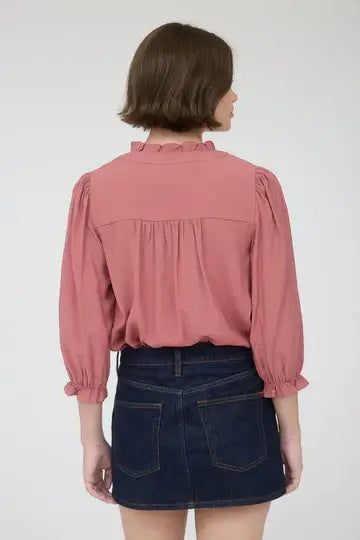 Blusa de manga 3/4 tres botones al frente con ribete y vuelo en el cuello